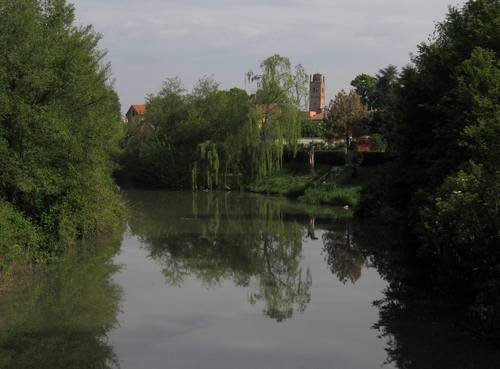 Ferrara: il Po di Primaro in prossimità della basilica di San Giorgio